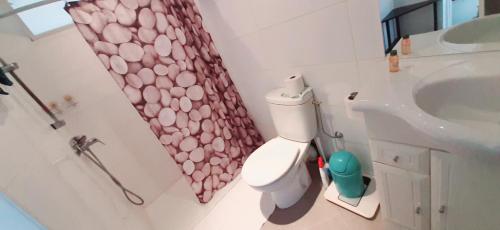 尼斯Perle的浴室配有卫生间、盥洗盆和淋浴。