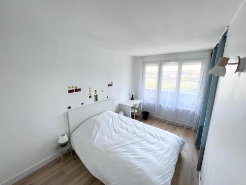 奥尔良Ambiance, convivialité et emplacement的白色的卧室设有床和窗户