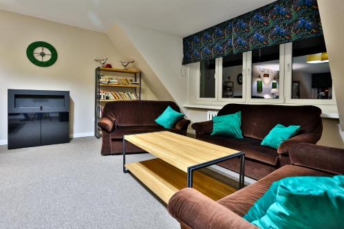 拉布卡Hotel Wiosna的客厅配有两张沙发和一张咖啡桌