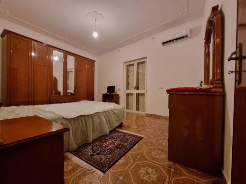 布里亚蒂科Casa Garri' Sciconi di Briatico的一间卧室配有一张床和一个梳妆台