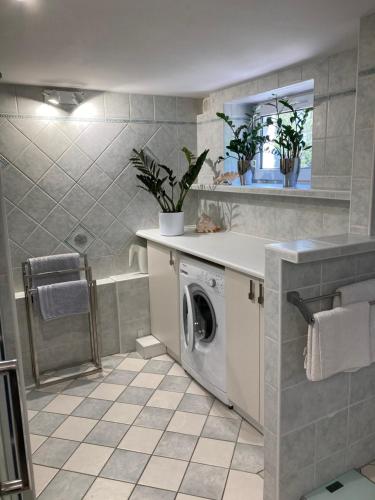华沙Apartament Młociny的洗衣房,浴室内配有洗衣机和烘干机