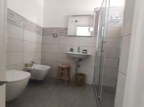 特罗佩阿Ninfea Tropea City Rooms的白色的浴室设有水槽和卫生间。