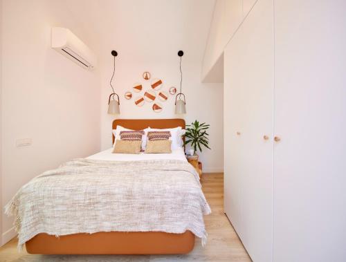 法鲁Bougainvillea 33 by My Cozy Home的一间卧室设有一张大床和白色的墙壁