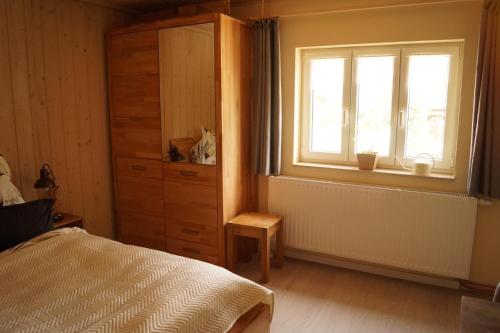 魏玛Apartment Sonnenschein的一间卧室配有床、窗户和梳妆台