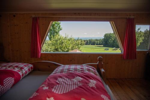 Lengwil沙曼酒店的一间卧室设有一张床和一个大窗户