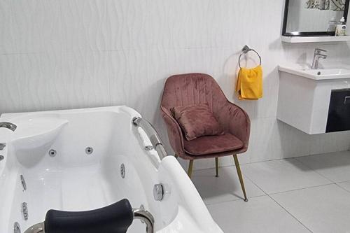 布兰太尔InstaHomes by Tru - Villa的带浴缸、椅子和水槽的浴室