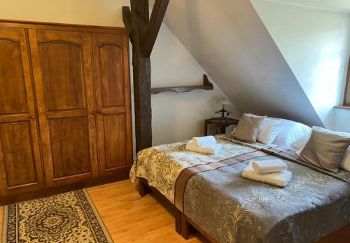 PríbovceKaštieľ Benice的一间卧室配有一张床,上面有两条毛巾