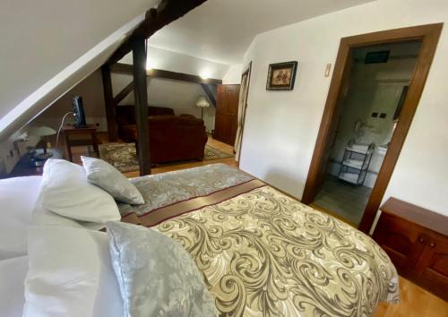 PríbovceKaštieľ Benice的一间卧室,卧室内配有一张大床