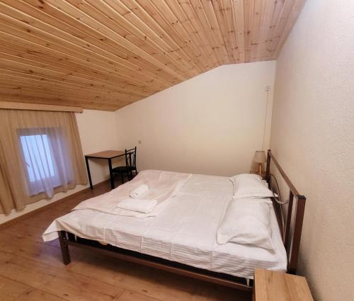 第比利斯Homelike B&B的木天花板的客房内的一张床位