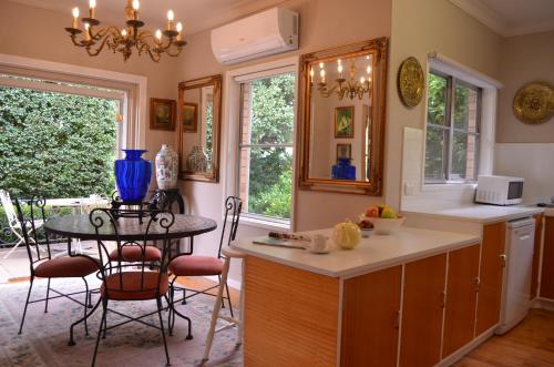 Sea LakeComfort-Style-Unexpected的厨房配有桌椅和桌子。