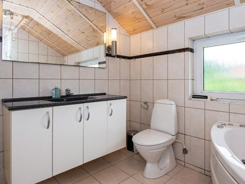 奥克斯伯尔Holiday home Oksbøl LXXXIII的一间带卫生间、水槽和窗户的浴室