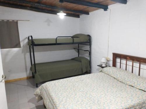Exelente Casa en Potrerillos客房内的一张或多张双层床