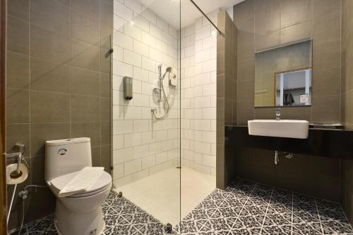 甲米镇甲米清凉酒店的带淋浴、卫生间和盥洗盆的浴室