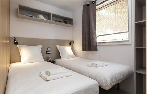 Domaine Résidentiel de Plein Air Odalys Tamarins Plage客房内的一张或多张床位