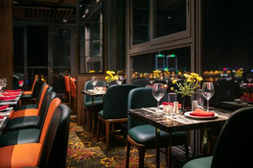 河内Bendecir Hotel & Spa的配有桌椅和酒杯的餐厅