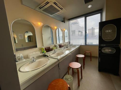 福山カプセル&サウナ日本 -男性専用 men only-的浴室设有2个水槽和2面镜子