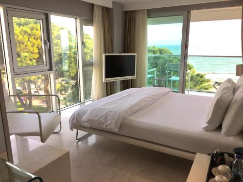 萨姆松维恩精品酒店的一间卧室设有一张床、一台电视和窗户。