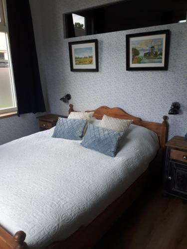 DinxperloDe Malle Molen的卧室配有白色的床和2个枕头