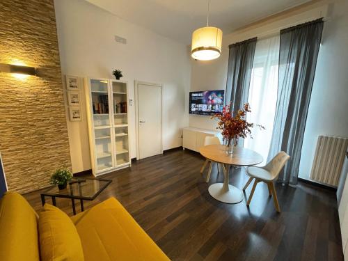 福贾Residence Petrone的客厅配有黄色的沙发和桌子