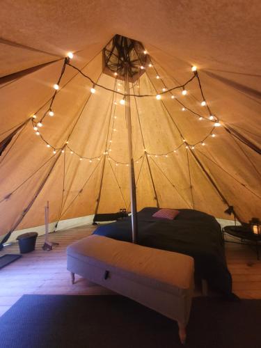 Vreta KlosterSödra Lund B&B的一个带床的卧室,位于带灯的帐篷内