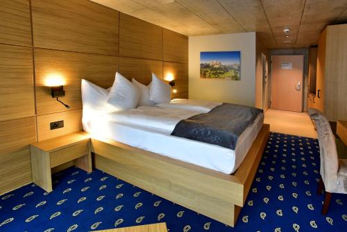 奈福尔斯City Hotel Glarnerland的一间卧室,卧室内配有一张大床