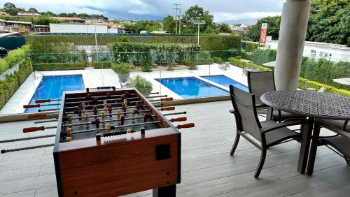 Santo DomingoAltamira Cozy apartment with amazing views的甲板上的棋盘,配有桌椅