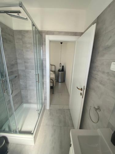普拉Litore的设有带步入式淋浴间和盥洗盆的浴室