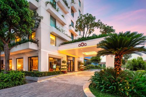 Bắc GiangRavatel Luxury Hotel Bac Giang的酒店外观的 ⁇ 染