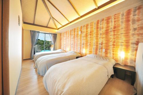 名户SUMUVILLA - Vacation STAY 84924v的一张四床并排地排列在一间房间里