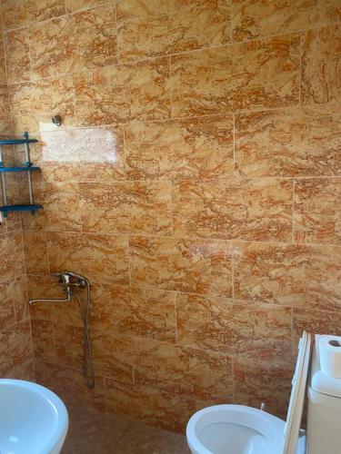 卡瓦拉提Badu Guest House的浴室配有卫生间、盥洗盆和淋浴。