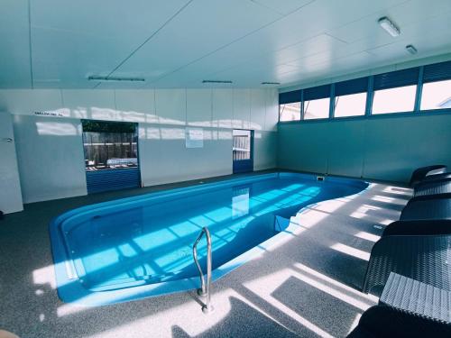 佩恩斯维尔Captains Cove 1st Floor Spa Luxury Apartments - Free Netflix的大房间的一个大型游泳池