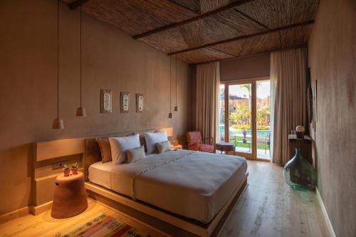 阿拉恰特Pachamama Alaçatı的一间卧室设有一张大床和一个大窗户