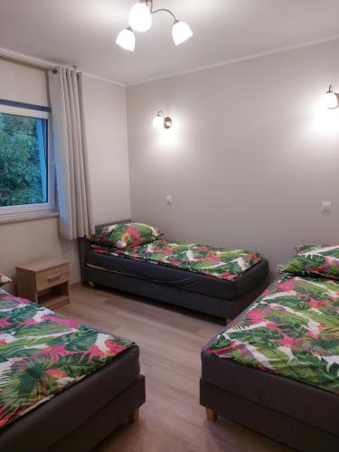 比亚韦斯托克Eldorado的客房设有两张床和窗户。