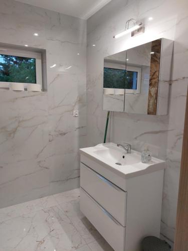 比亚韦斯托克Eldorado的白色的浴室设有水槽和镜子