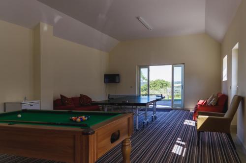 MinwearBroomhill Barns的一间带台球桌和乒乓球桌的房间