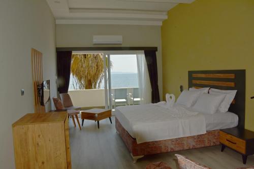 库萨达斯Villa Sevilla的一间卧室配有一张床,享有海景