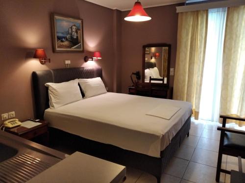 卢特拉艾季普苏Hotel Romantica的一间位于酒店客房内的带大床的卧室
