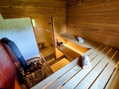 KärdeSelf Check-in Sauna Cabin next to Hiking Trails的享有带2个长椅的桑拿浴室的顶部景致