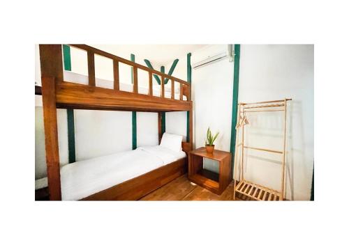 比哈尔Cabana Surf and Stay的一间卧室设有两张双层床和一张桌子