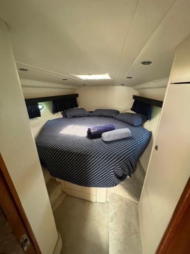 米克诺斯城White Eagle Cruises Mykonos的小型客房中间的一张床