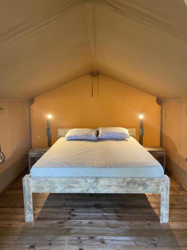 托里代巴拉KT-0094 Magnífica Tienda Tipi - Camping Miramar Playa的帐篷内一间卧室,配有一张大床