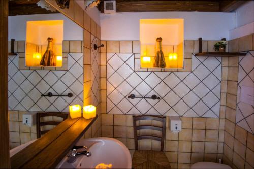 加尔泰利Antico Borgo的带浴缸、水槽和两面镜子的浴室
