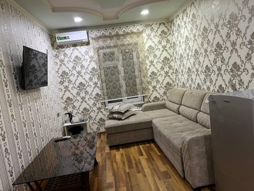 YakkasarayHiva的带沙发和花卉壁纸的客厅
