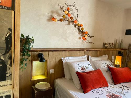 鲁西永Maison d'hôtes Une hirondelle en Provence的卧室配有一张墙上橙色的床