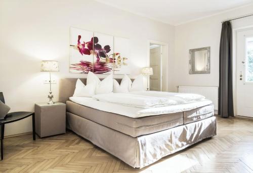 博登湖畔克雷斯波洛弗里埃辛格精品酒店的白色卧室配有大床
