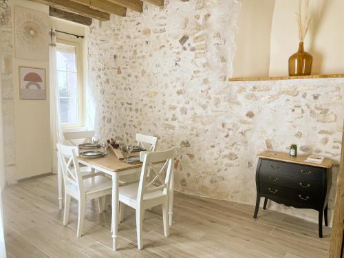 桑塞尔Le Logis du Beffroi的白色的用餐室配有桌椅