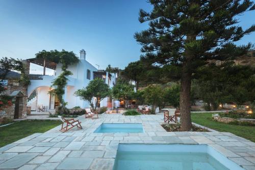 圣罗曼诺斯Romano garden house - land tales的一个带树和游泳池的庭院