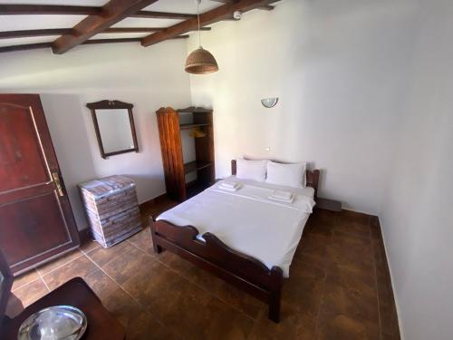 科尔布Casa Pescareasca - Complex Plaja Golf的一间卧室配有一张带白色床单和镜子的床