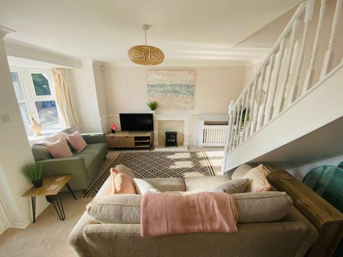 伊斯特布恩Coastal 2 bedroom maisonette with parking的带沙发和电视的客厅