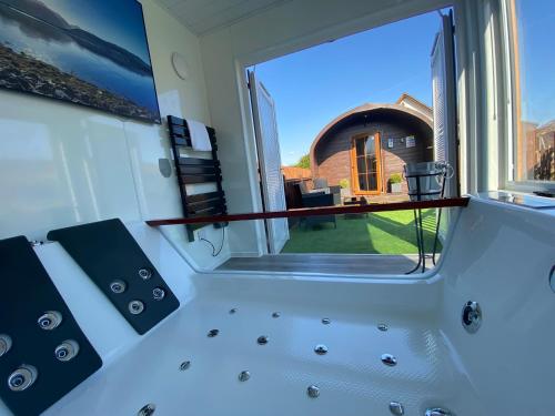 威廉堡Highland Stays - Ben View Studio Pod & Jacuzzi Bath的享有带大窗户的浴室的景色
